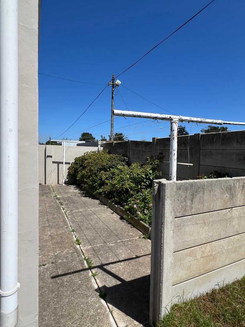 To Let 4 Bedroom Property for Rent in Rowallan Park Eastern Cape